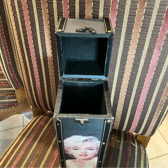 Marilyn Monroe Wine Box - Picture 2 of 5